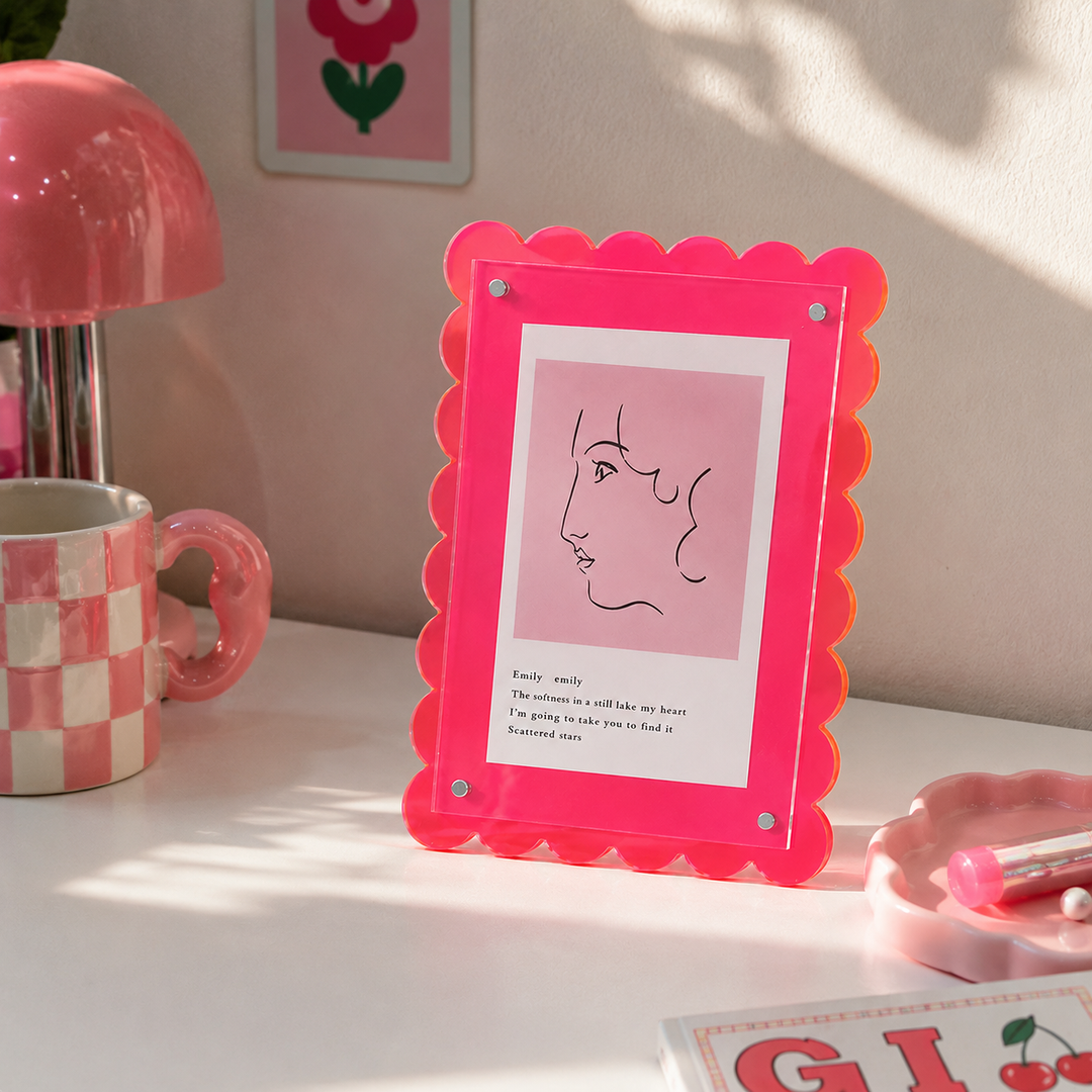 Zinny Scalloped Acrylic Photo Frame | 7-Inch Colorful Desk Display